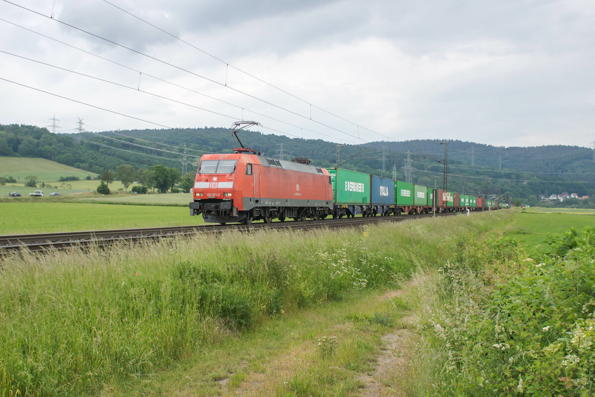 152 011-3 ist mit seinem Containerzug in Richtung Süden unterwegs,am 07.06.2023 bei Reilos.