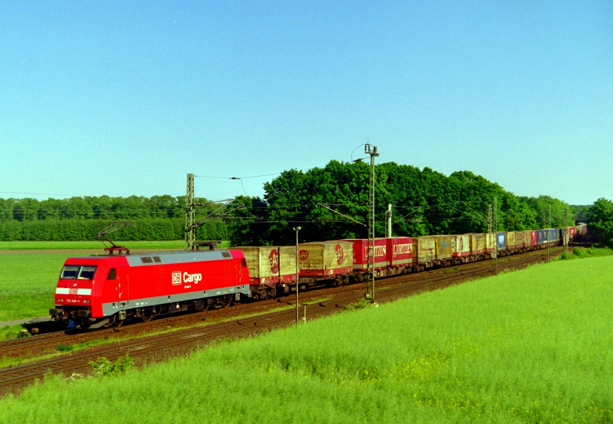 152 046 mit Gterzug Richtung Bremen am 13.05.2000 in Linsburg