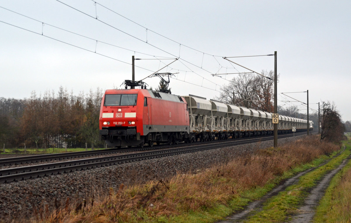 152 052 schleppte am 02.12.19 einen GATX-Schüttgutwagenzug durch Jeßnitz Richtung Bitterfeld.