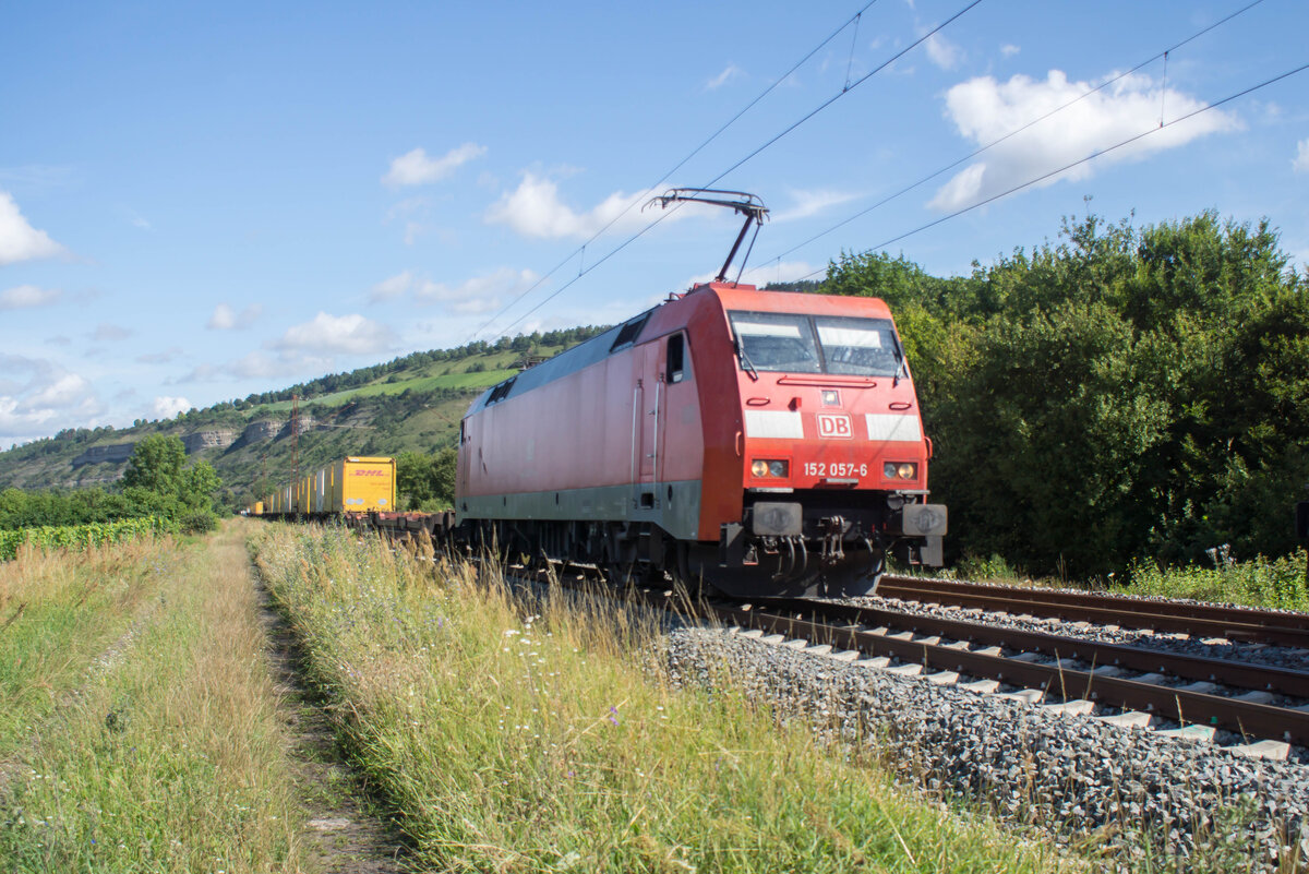 152 057-6 mit einem DHL-Zug bei Thüngersheim am 17.07.2024.