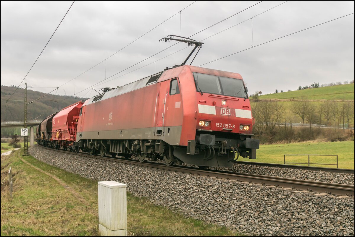 152 057-6 mit einem Kalizug bei Hermannspiegel am 09.02.2022 unterwegs.