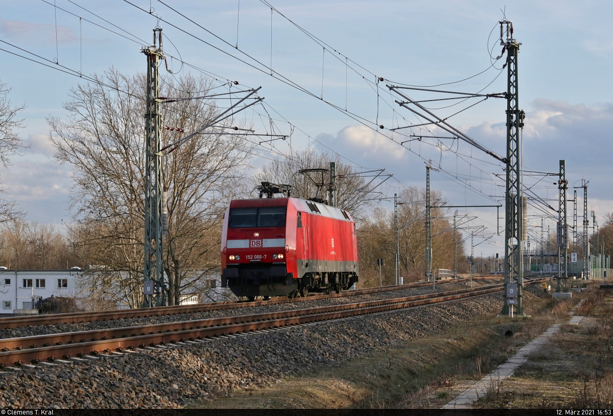 152 066-7 (Siemens ES64F) als Tfzf unterwegs in Schkopau Richtung Halle-Ammendorf.

🧰 DB Cargo
🚩 Bahnstrecke Halle–Bebra (KBS 580)
🕓 12.3.2021 | 16:53 Uhr