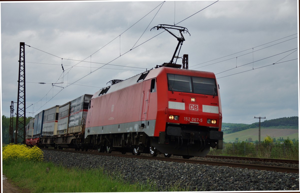 152 067-5mit einen Aufliegerzug Richtung Süden am 08.05.14 in Retzbach.