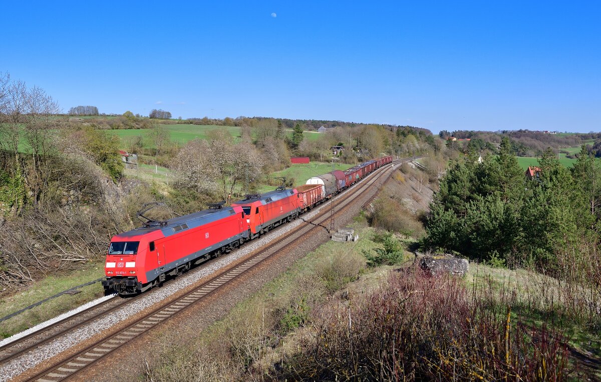 152 074 + 152 xxx mit einem Güterzug am 23.04.2021 bei Laaber.