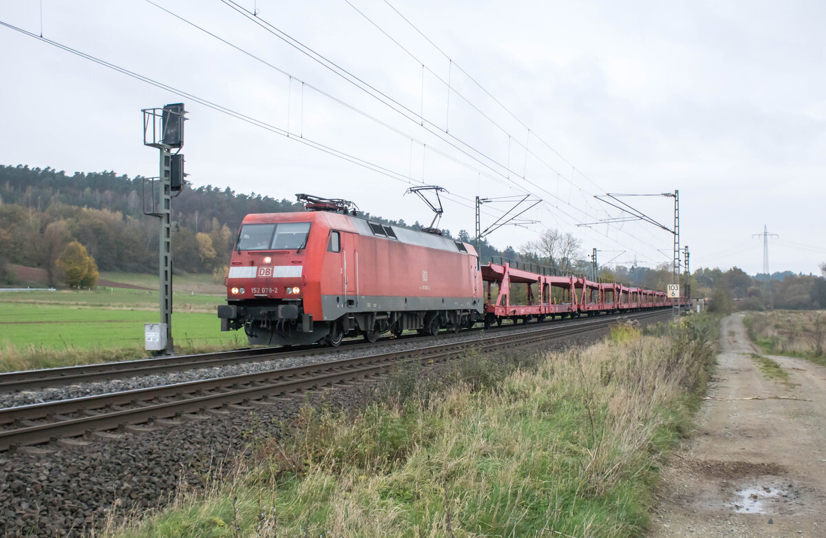 152 078-2 mit einem leeren Autozug Richtung Süden unterwegs,am 13.11.2024 bei Kerzell.