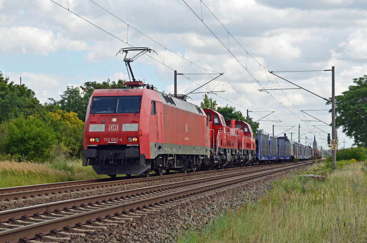 152 082 schleppte am 11.08.24 einen gemischten Güterzug durch Greppin Richtung Dessau. Als Wagenloks liefen die beiden Gravitas 261 093 und 261 087 kalt mit.