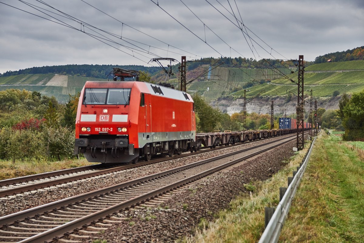 152 097-2 ist hier mit einen Containerzug bei Himmelstadt am 13.10.16 zu sehen der in Richtung Süden unterwegs ist.