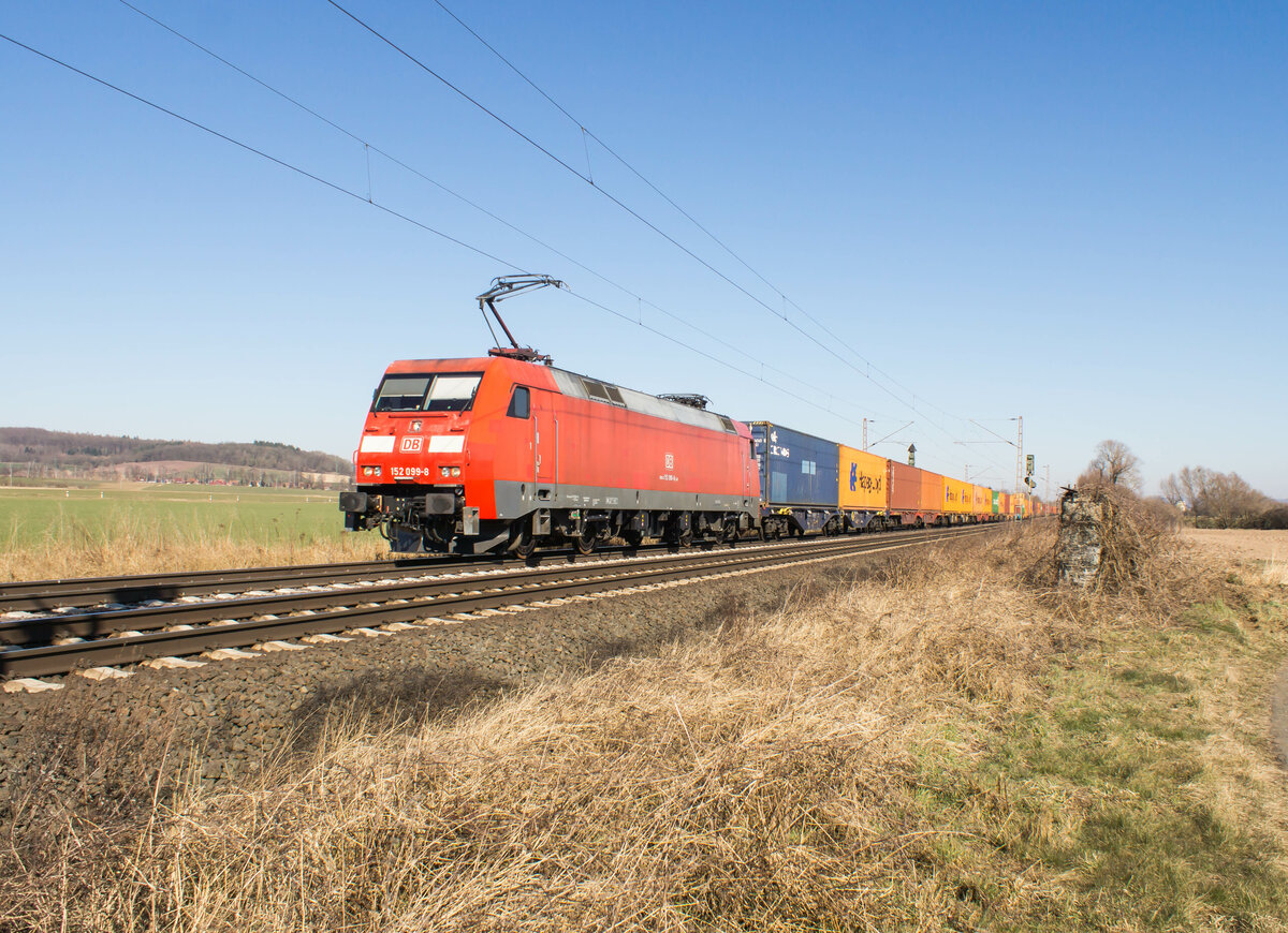 152 099-8 mit einem Containerzug in Richtung Süden bei Friedland am 09.03.2022 unterwegs.