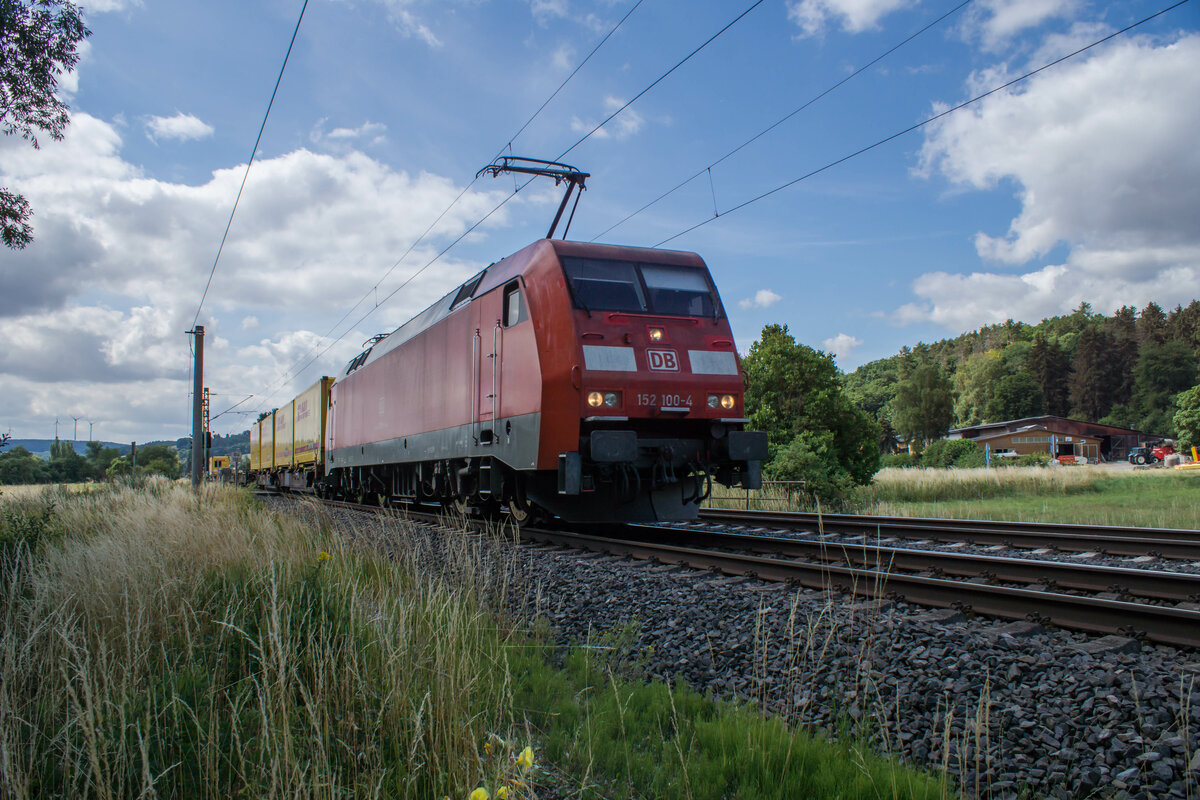 152 100-4 mit einem DHL-Zug bei Unterhaun am 06.07.2022