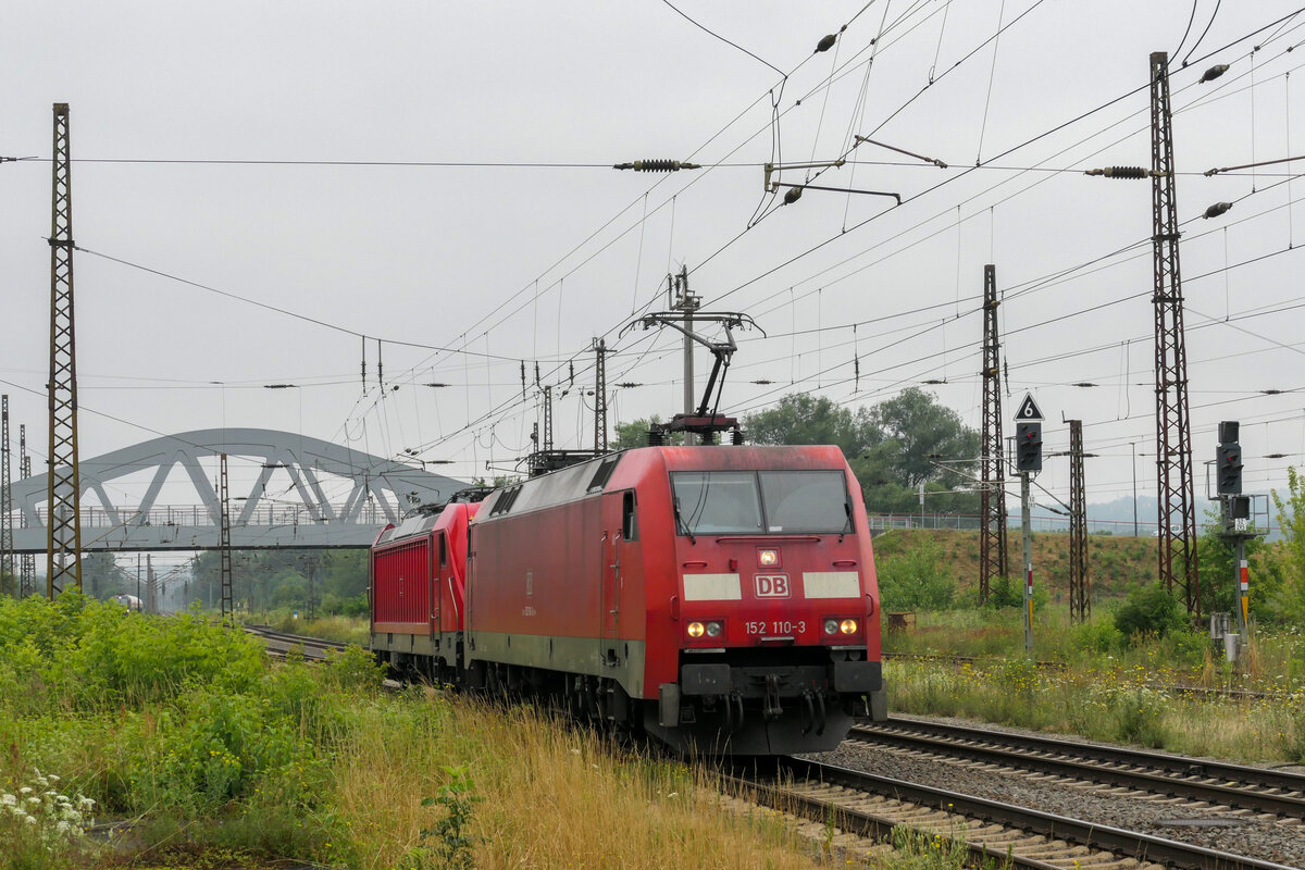 152 110 und 187 111 fahren Tfzf durch Naumburg gen Großkorbetha. 17.07.2021