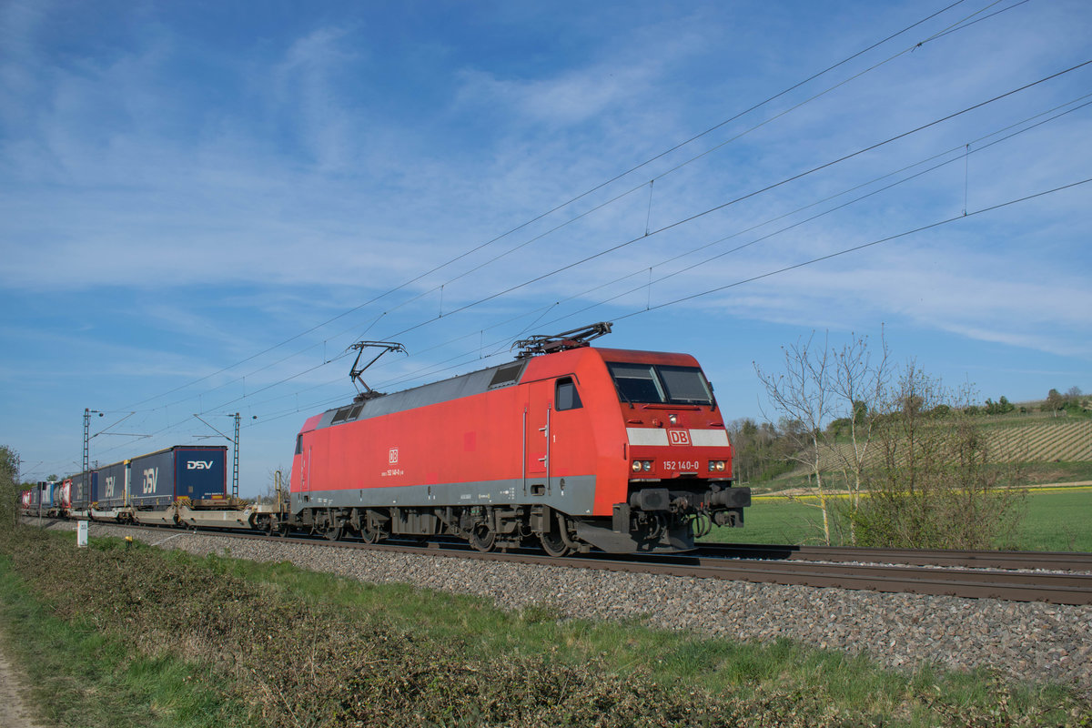 152 140 zieht den  Padborger  auf dem Teilstück Maschen Rbf - Basel SBB RB am 15.04.2020, hier zwischen Buggingen und Müllheim (Baden).