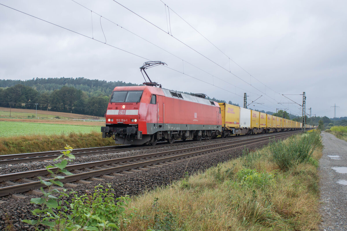 152 154-1 mit einem  DHL-Zug bei Kerzell am 12.09.2024.