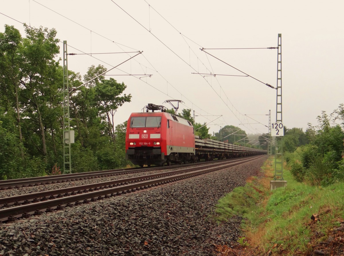 152 164 zu sehen mit einem Schwellenzug am 28.08.15 an der Schöpsdrehe bei Plauen/V. 