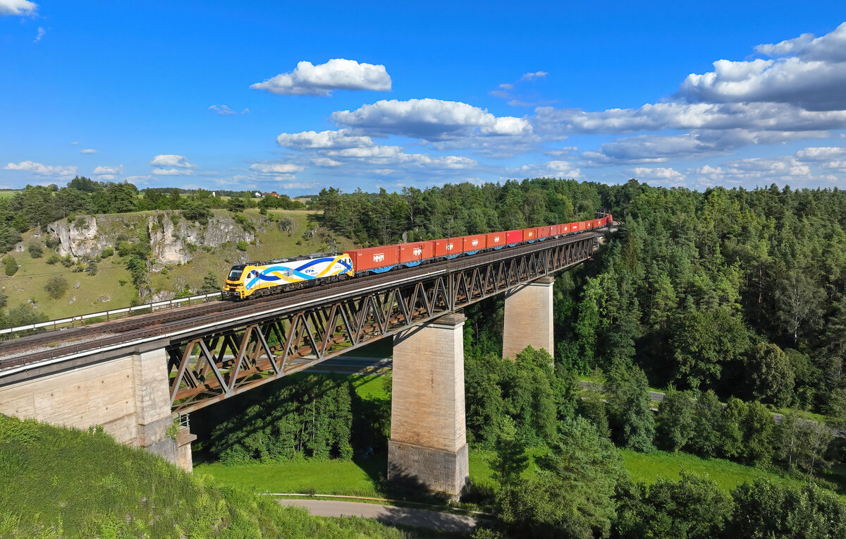 159 231 mit einem Containerzug am 10.08.2024 bei Beratzhausen.