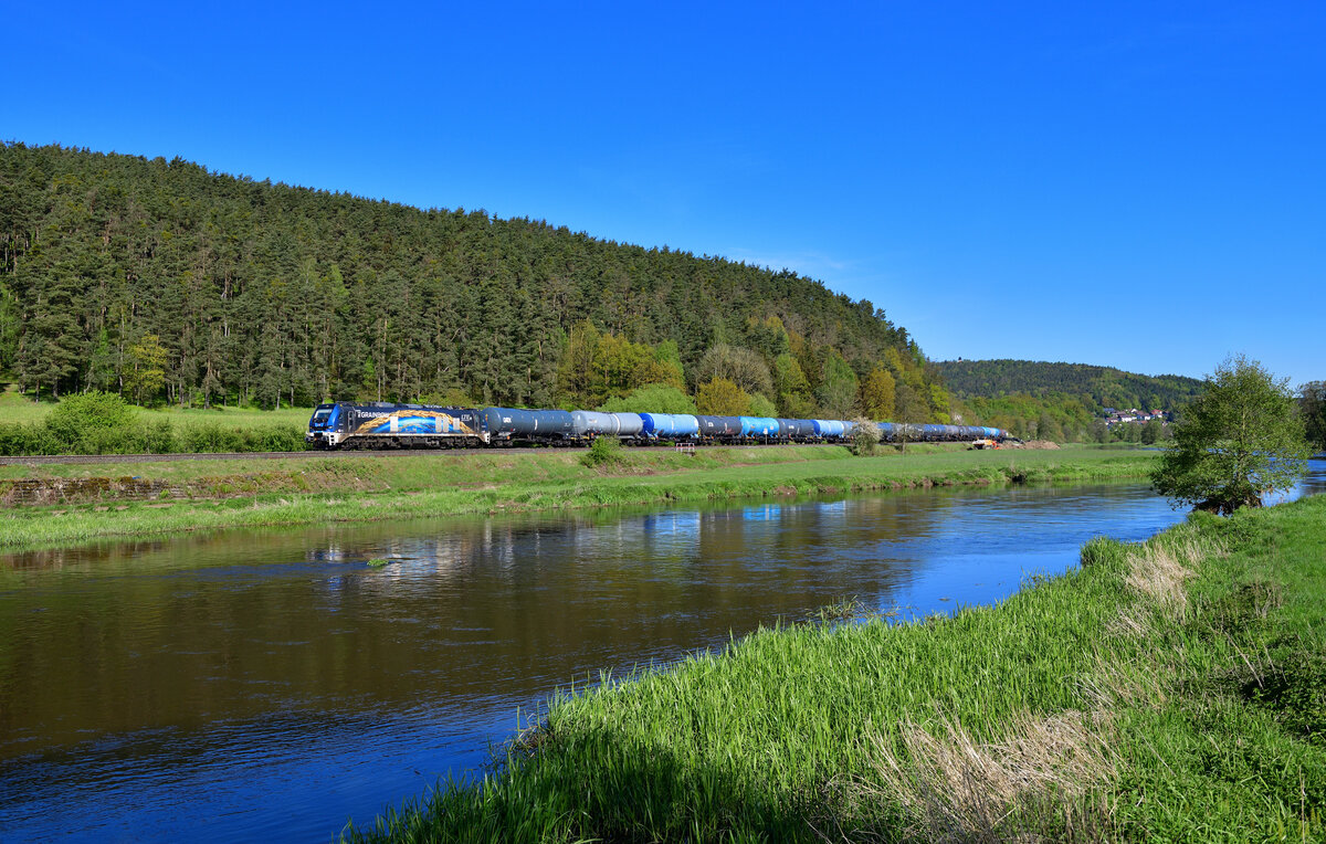 159 259 mit einem Kesselzug am 27.04.2024 bei Pfreimd.