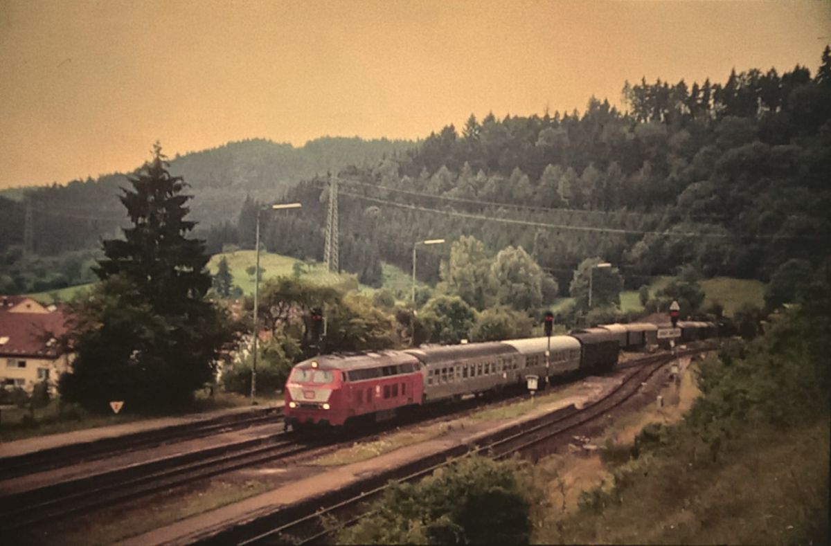 15.Juli 1992 einfahrend Gaildorf/West 215 138-9 (Bw TU)  mit E 3771 von Stuttgart nach Crailsheim