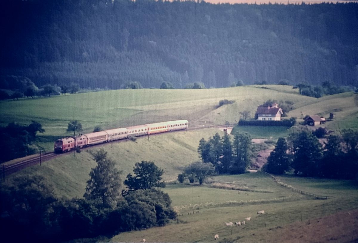 15.Juli.1992 D 386(Barbarossa) von Milano über Stuttgart nach Nürnberg Wagenpark Schnellzugwagen (FS) 218 383-8 und 218 230-0  kurz vor dem Kappelsbergtunnel .Murrrbahn wurde 1996 elektrifiziert für 50 Millonen DM.