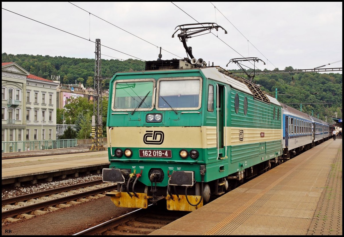 162 019 im Bahnhof von Decin. Aufgenommen am 01.08.2014