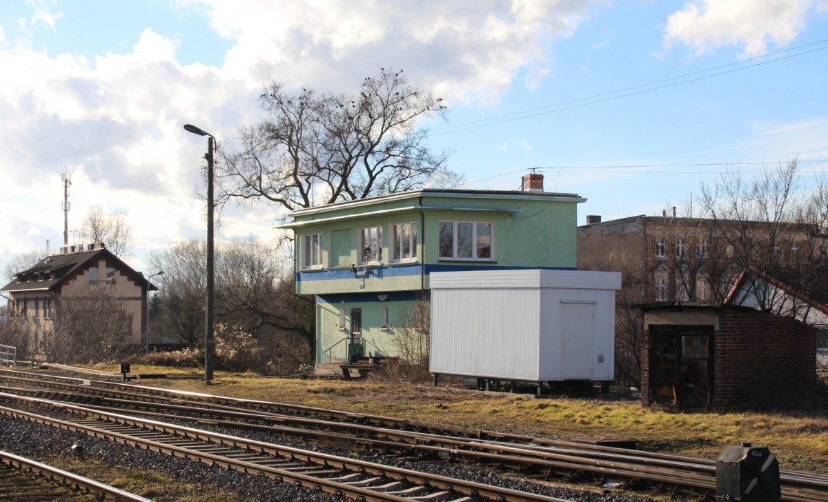 16.2.2014 Kostrzyn Osob (oben), Stellwerk am Westende des Bf.