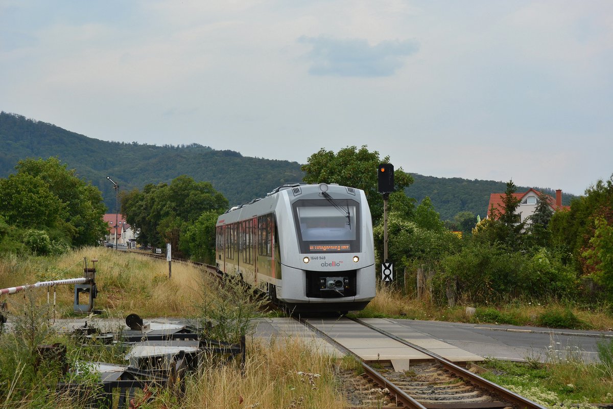 1648 448 erreicht den Haltepunkt Thale Musestieg. Das Bild wurde vom Bahnsteiganfang aufgenommen.

Thale 28.07.2019