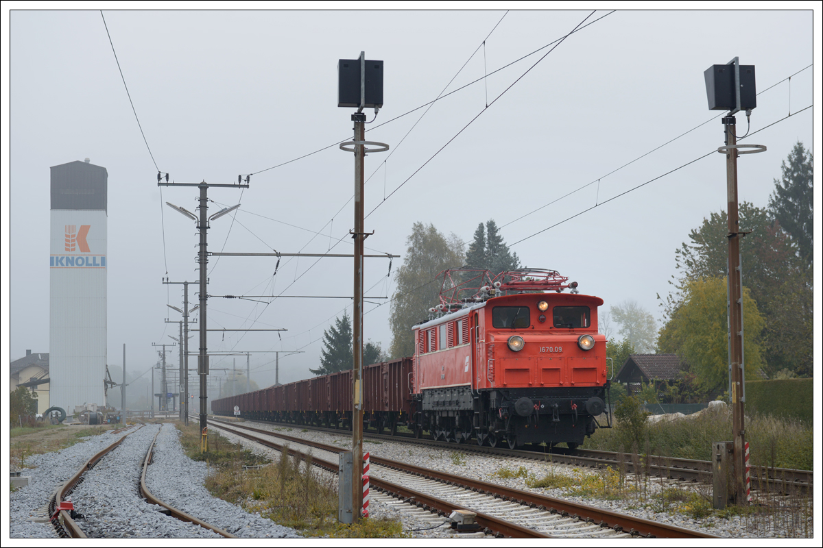 1670.09 mit dem Überstellzug SLGAG 93867 von Summerau nach Attnang-Puchheim, wo er in weiterer Folge von 2050.05 übernommen wurde, am 18.10.2019 bei der Ausfahrt aus Lungitz.