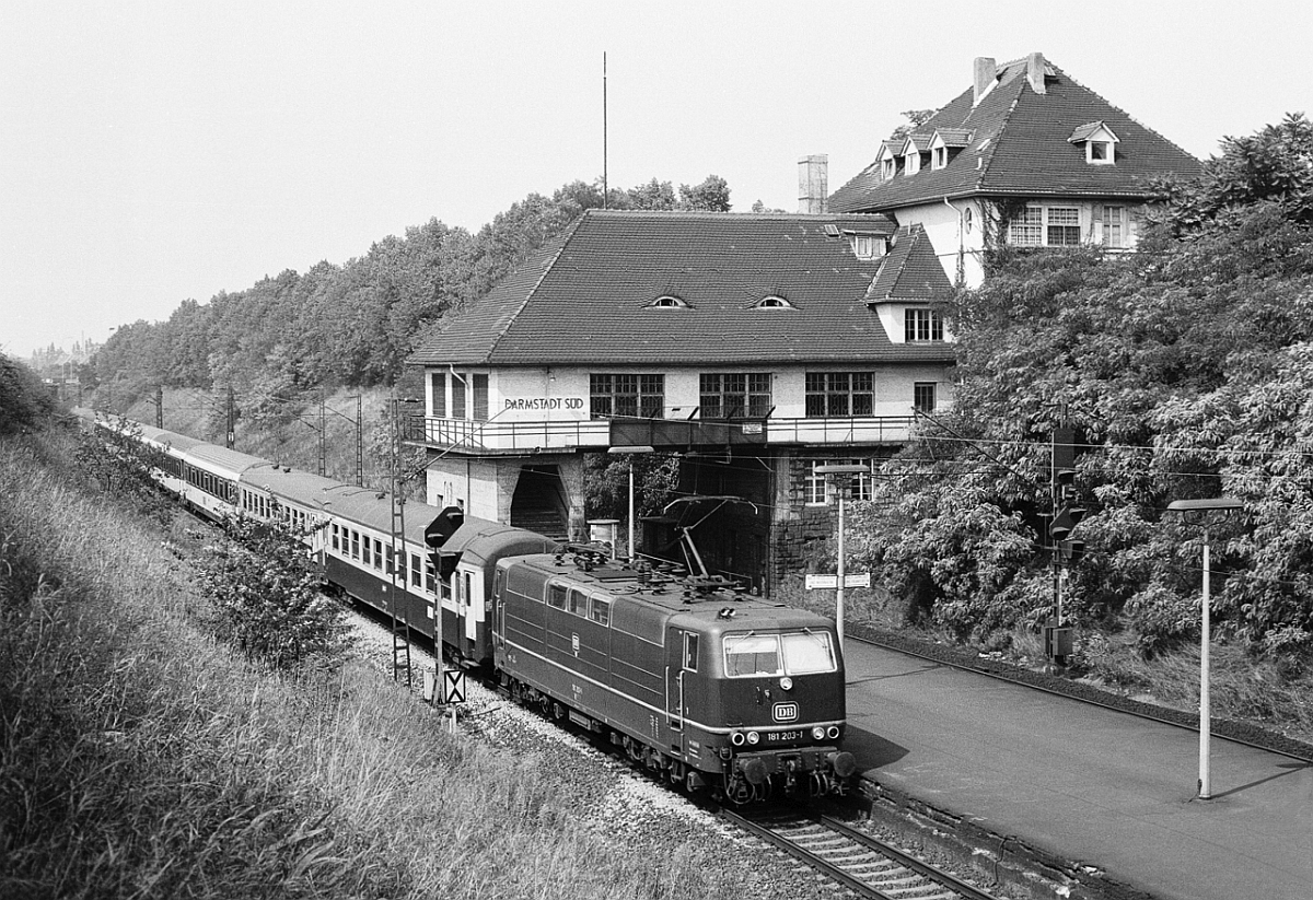 181 203 durchfährt mit IC 156 (die Aufwertung zum EC erfolgte später) FranKfurt - Paris Est den Bahnhof Darmstadt Süd (August 1983).