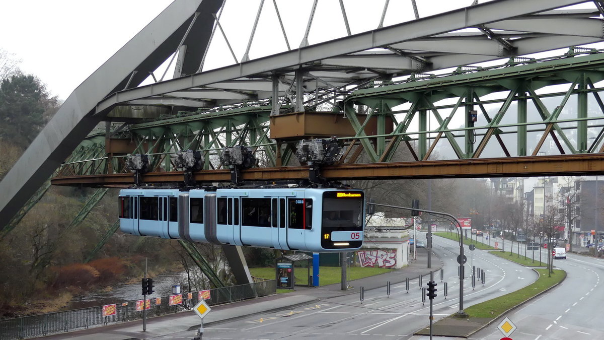  18.12.2016 - Gn 15-05 am ersten öffentlichen Betriebstag. Blick von Fußgängerbrücke Ohligsmühle (Bundesallee-Ecke Kasinostraße) 