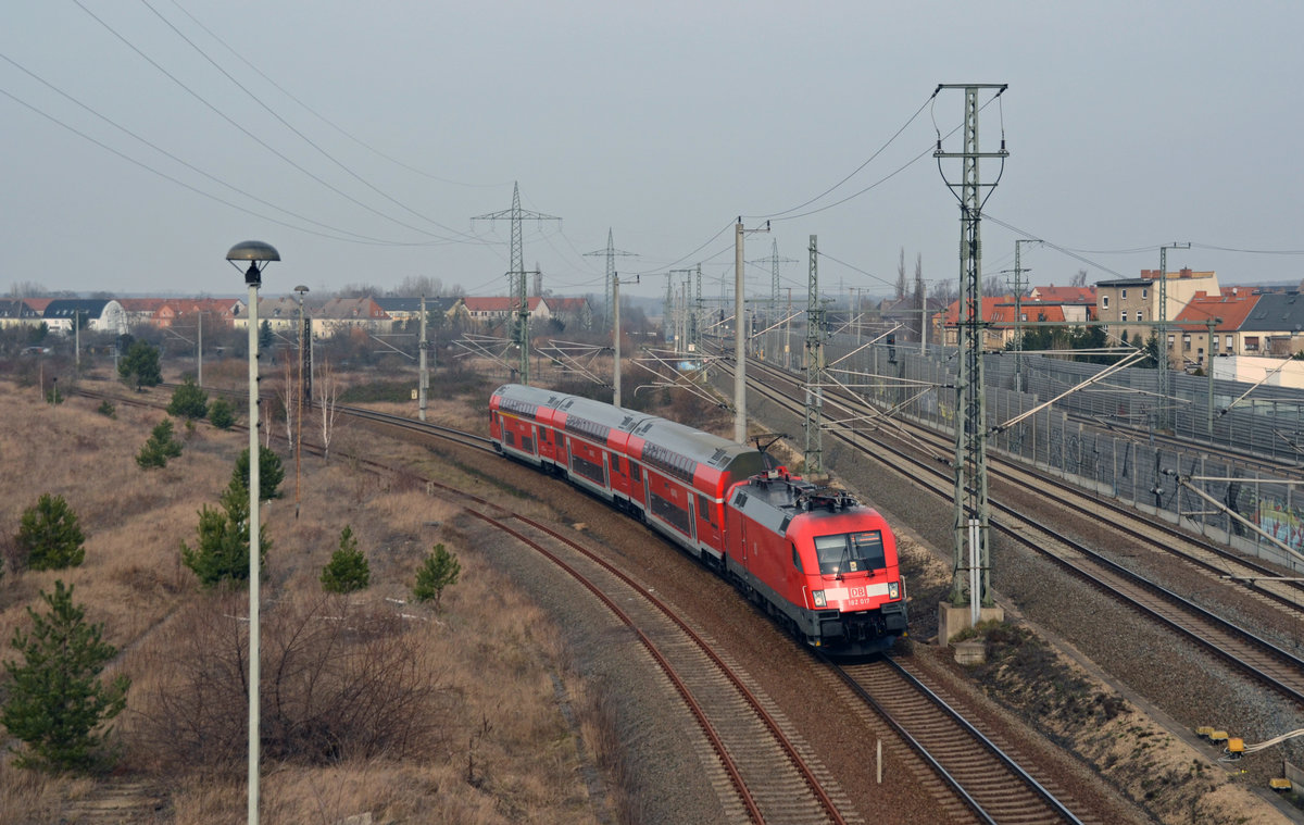 182 017 erreicht mit einer S2 aus Magdeburg kommend am 28.02.16 Bitterfeld. Nach dem halt in Bitterfeld wird sie ihre S-Bahn noch bis Leipzig-Connewitz bringen.