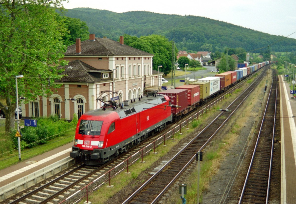 182 018 mit Gterzug Richtung Bebra am 30.06.2004 in Haunetal-Neukirchen