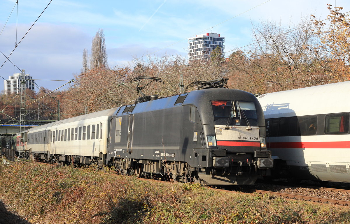 182 508 der MRCE mit FLX aus Berlin-Lichtenberg begegnet am 01.12.2018 in Stuttgart Nord einem ICE 4.  