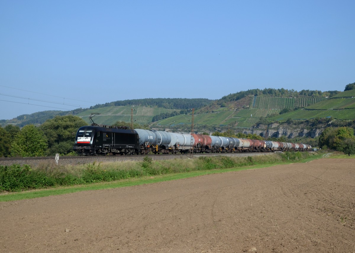 182 509 mit einem Kesselzug am 28.09.2013 bei Himmelstadt.