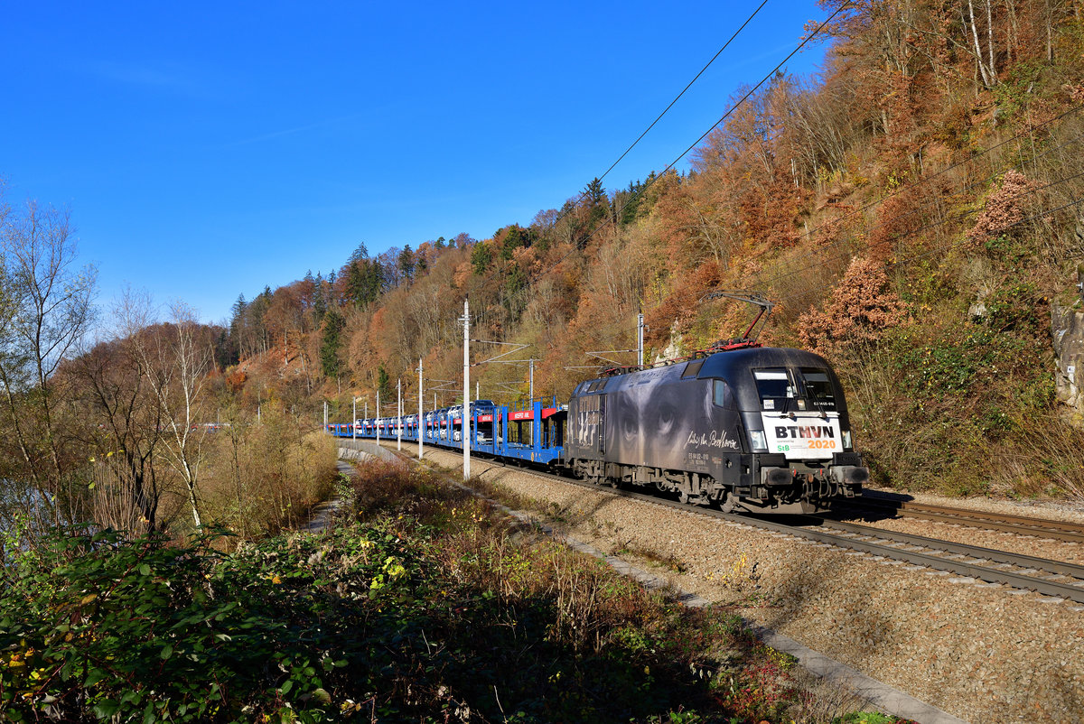 182 510 mit einem Autozug am 14.11.2020 bei Ingling.