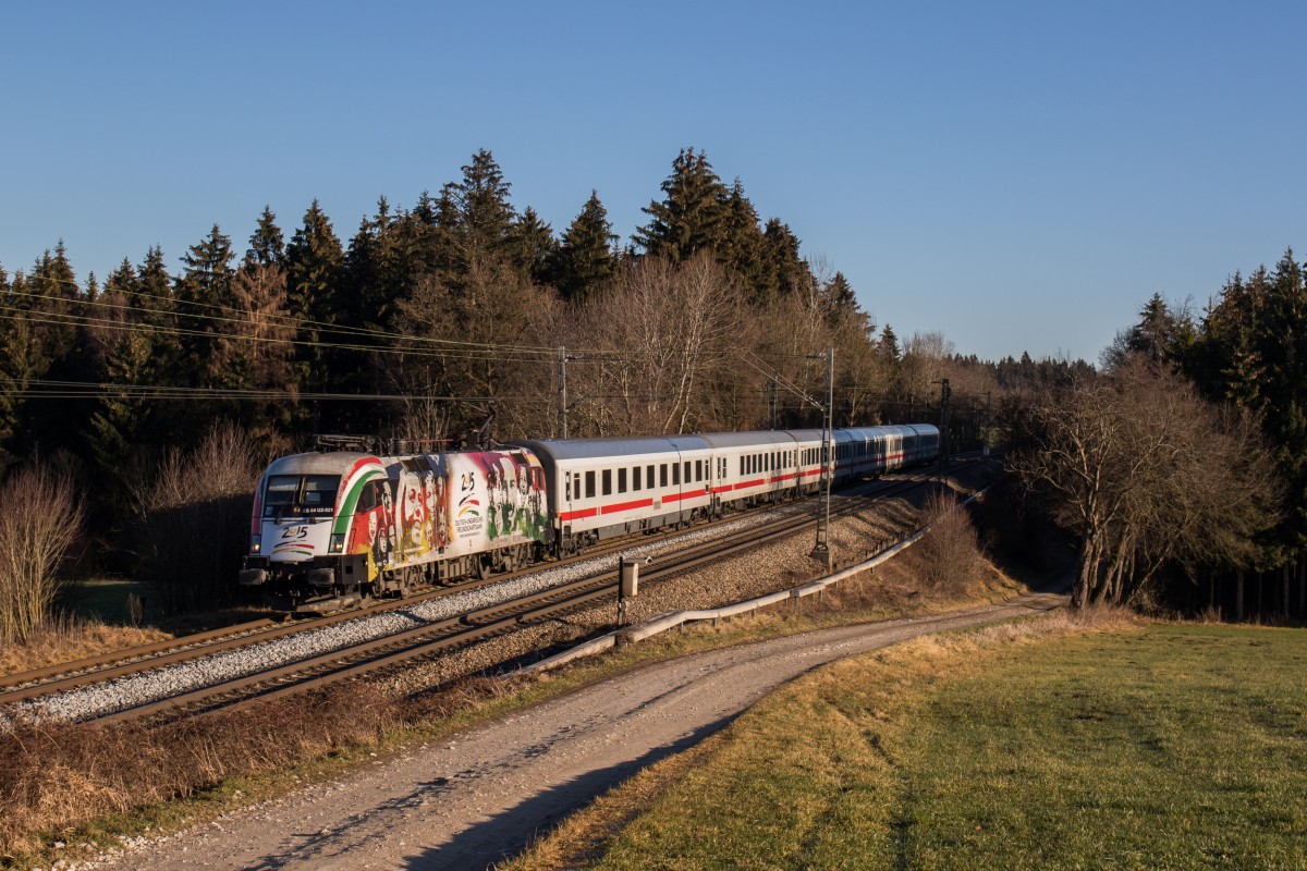 182 521 mit dem IC 2082 von Berchtesgaden nach Hamburg am 24. Dezember 2015 bei Grabenstätt.