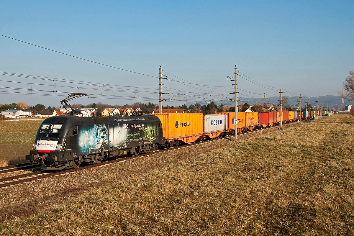 182 527  Öko-Strom , unterwegs mit Containern auf der Franz Josefs Bahn, zwischen Muckendorf und Langenlebarn. Die Aufnahme entstand am 13.02.2015.