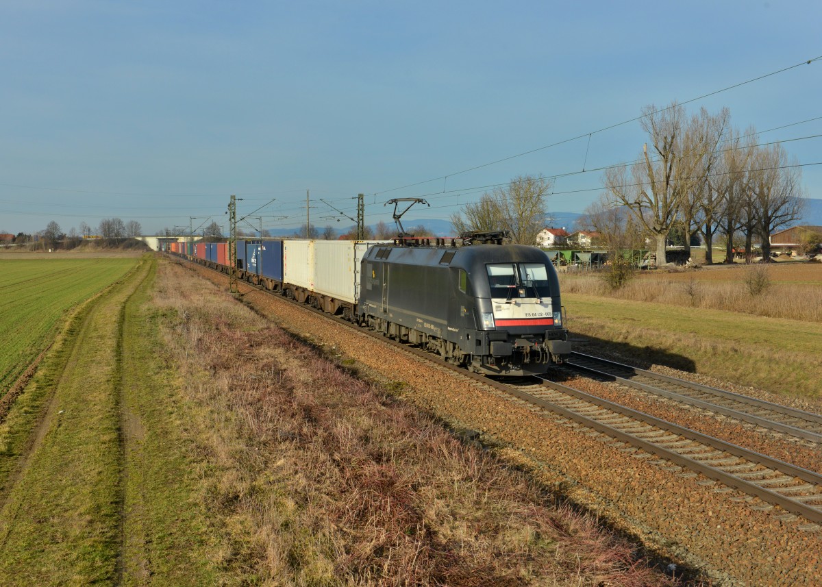 182 569 mit einem Containerzug am 06.02.2016 bei Plattling. 