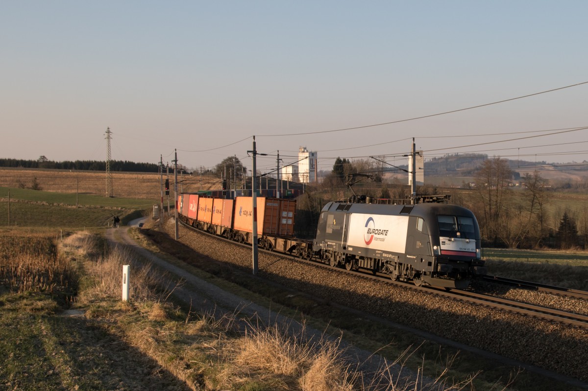 182 571 mit einem Containerzug am 18. März 2015 bei Haiding.