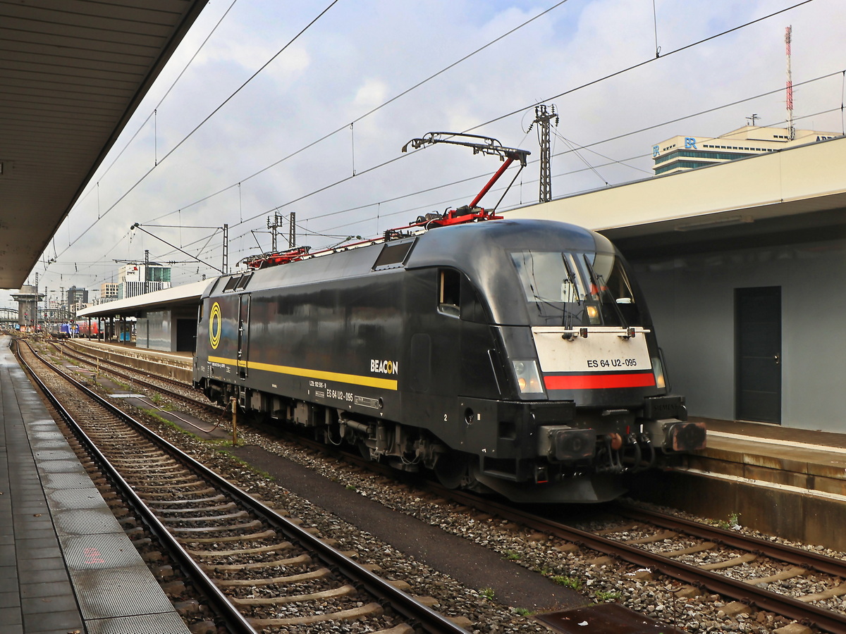 182 595-9 (ES 64 U2-095) zur Abholung des Personenzuges auf Gleis 24 im Hauptbahnhof von München am 03, Dezember 2024.