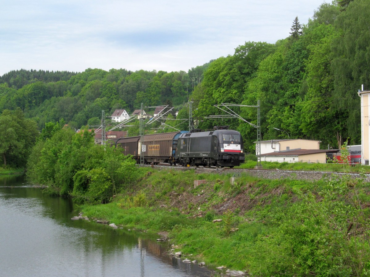 182 597 von MRCE / TXL zieht am 17. Mai 2014 einen H-Wagenzug durch Kronach in Richtung Saalfeld.