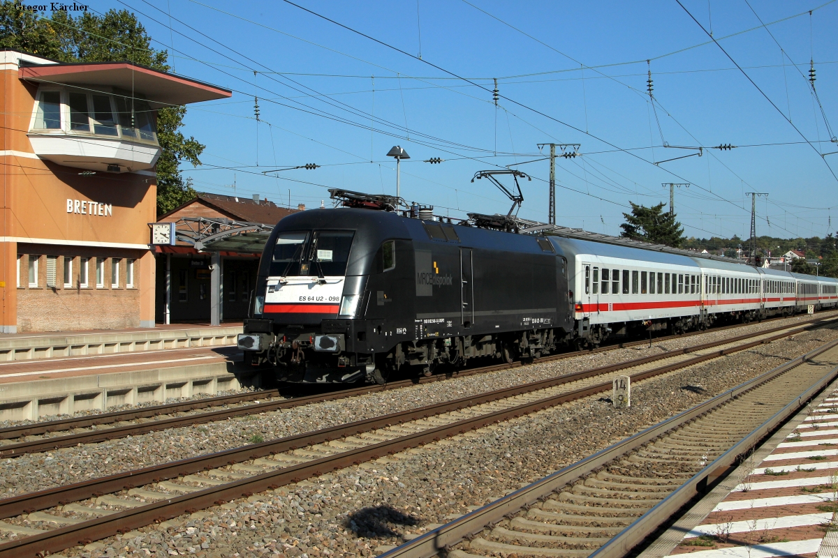 182 598 mit dem IC 2572 (Münster-Stuttgart) bei der Durchfahrt in Bretten, 01.10.2015.