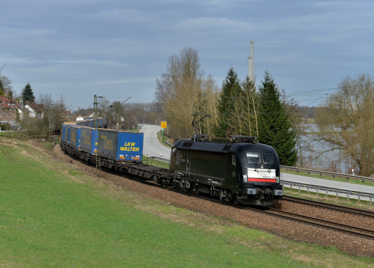 182 598 mit einem LKW-Walter-KLV am 14.04.2013 bei Pleinting.