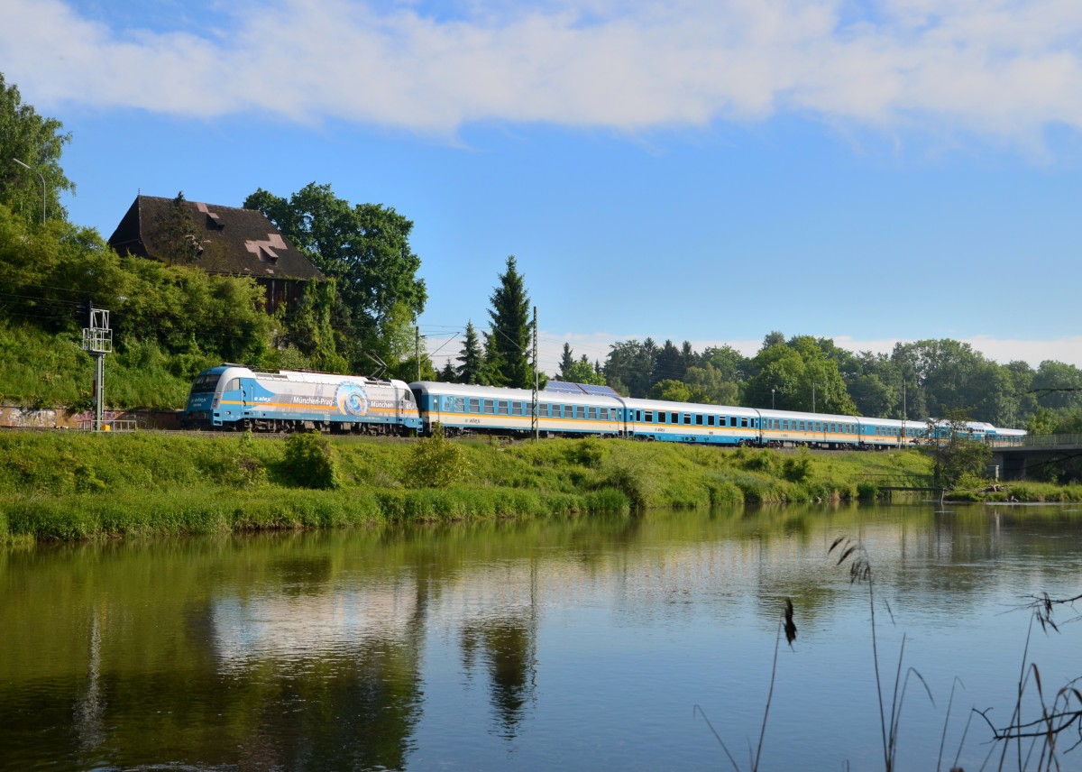 183 004 mit einem ALX nach München am 28.05.2013 bei Moosburg. 