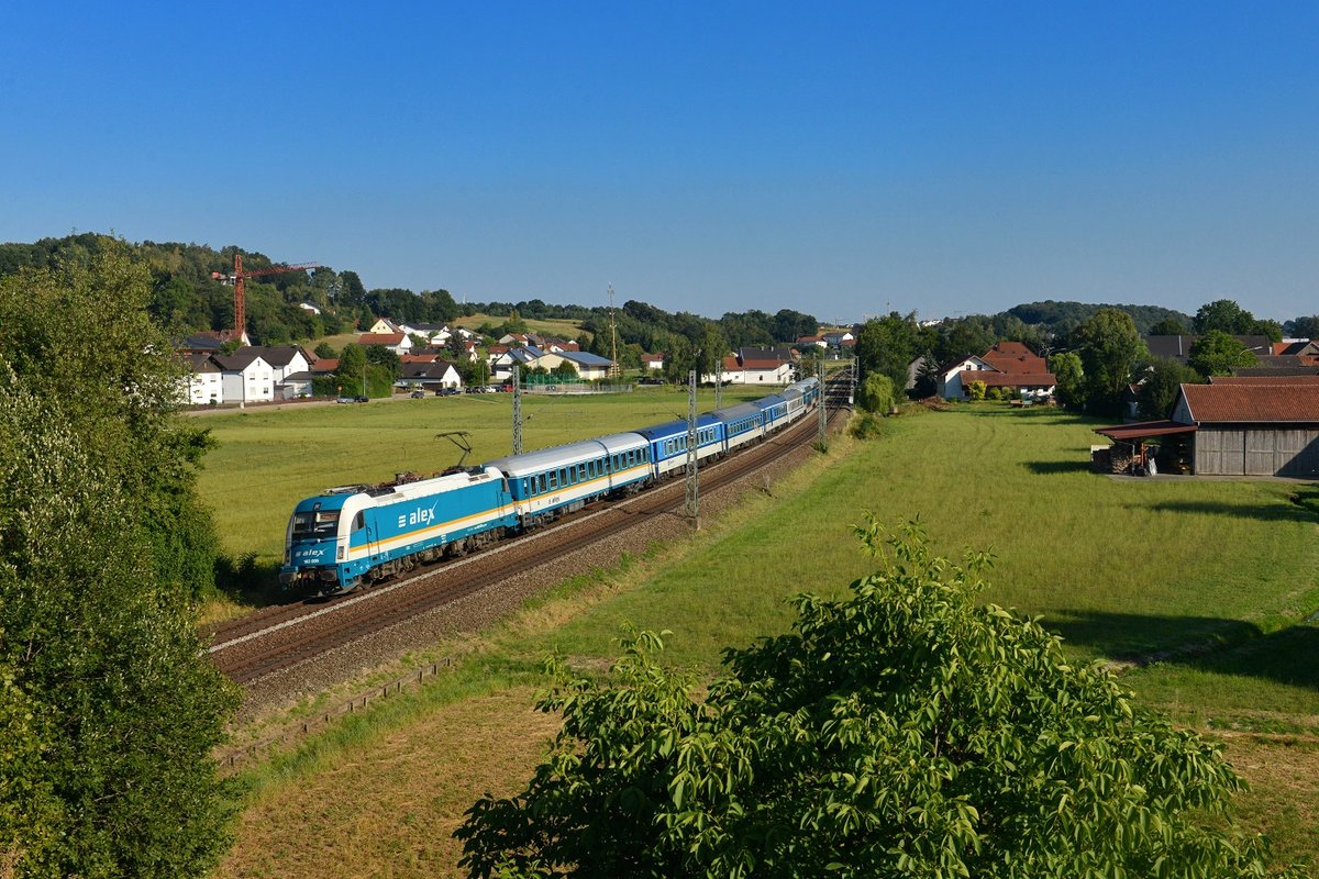 183 005 mit einem ALX am 07.08.2015 bei Ergoldsbach. 