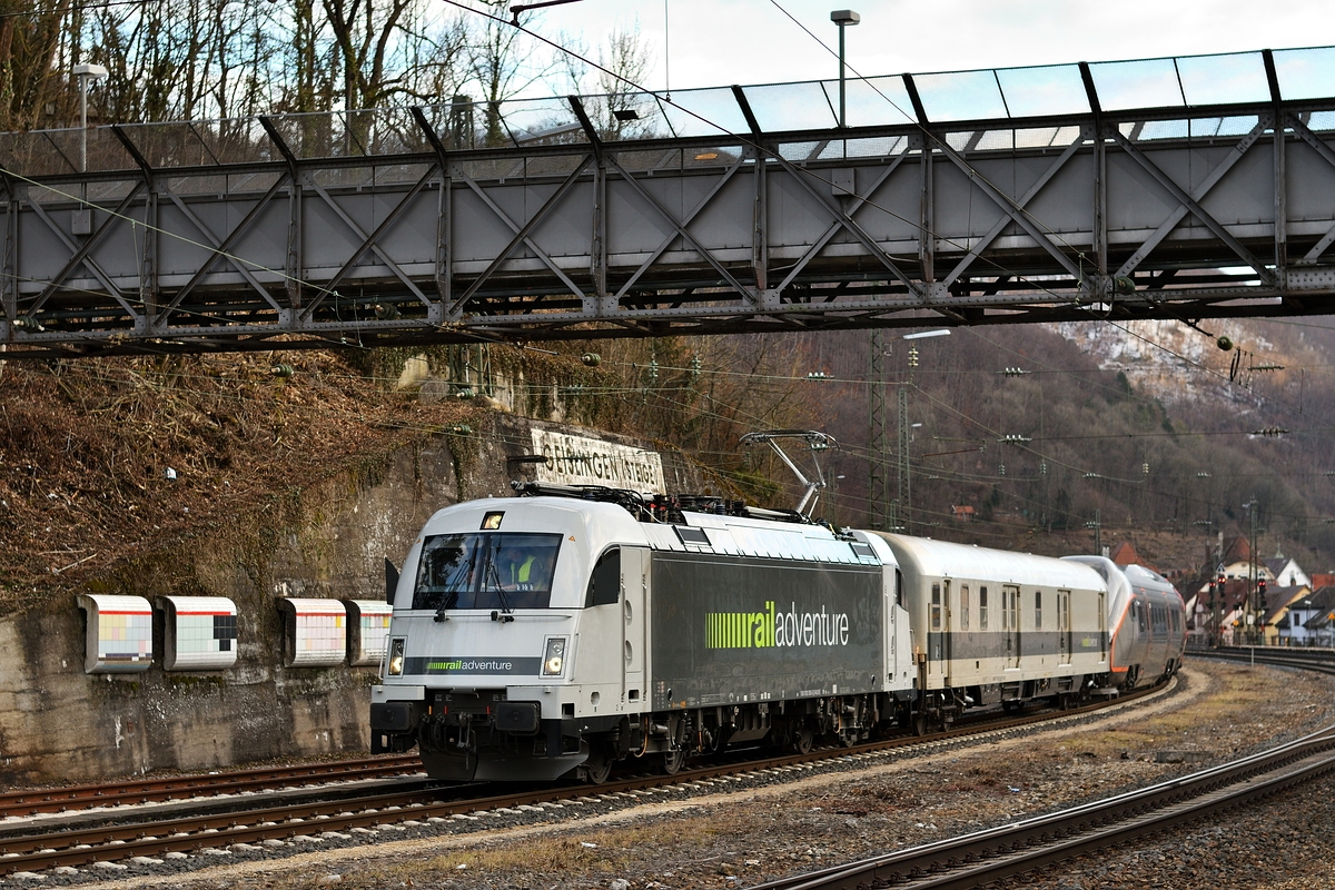 183 500 von Railadventure führte am 11. Februar 2019 mit einem CAF Flytoget Messfahrten auf der Geislinger Steige durch. Das Bild zeigt den Zug nach der letzten des Tages im Bahnhof von Geislingen (Steige).