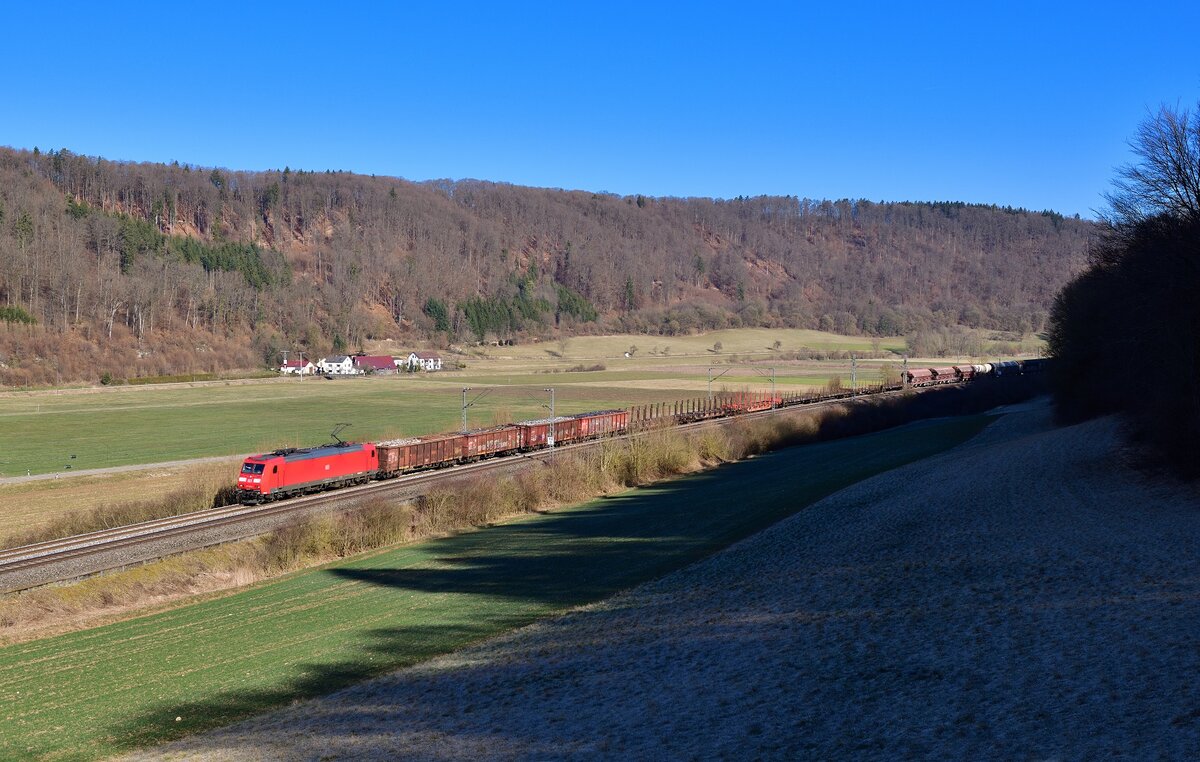 185 003 mit einem Güterzug am 22.03.2022 bei Breitenfurt.