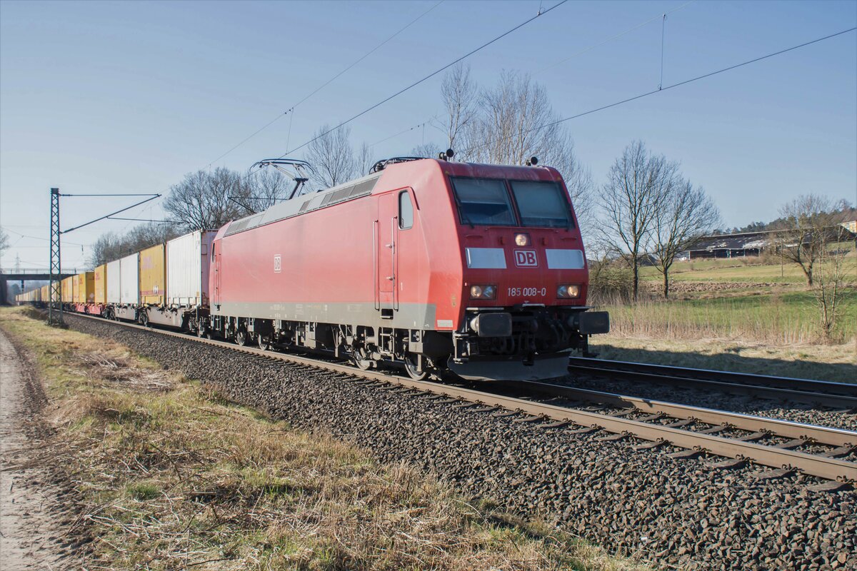 185 008-0 ist mit einem Containerzug Kerzell am 23.03.2022