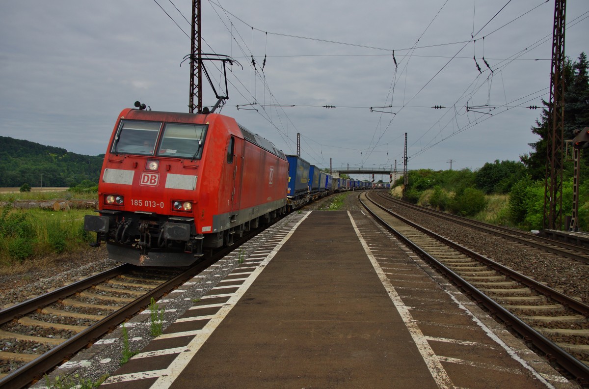 185 013-0 mit einen Aufliegerzug bei der Durchfahrt von Retzbach am 16.07.14.