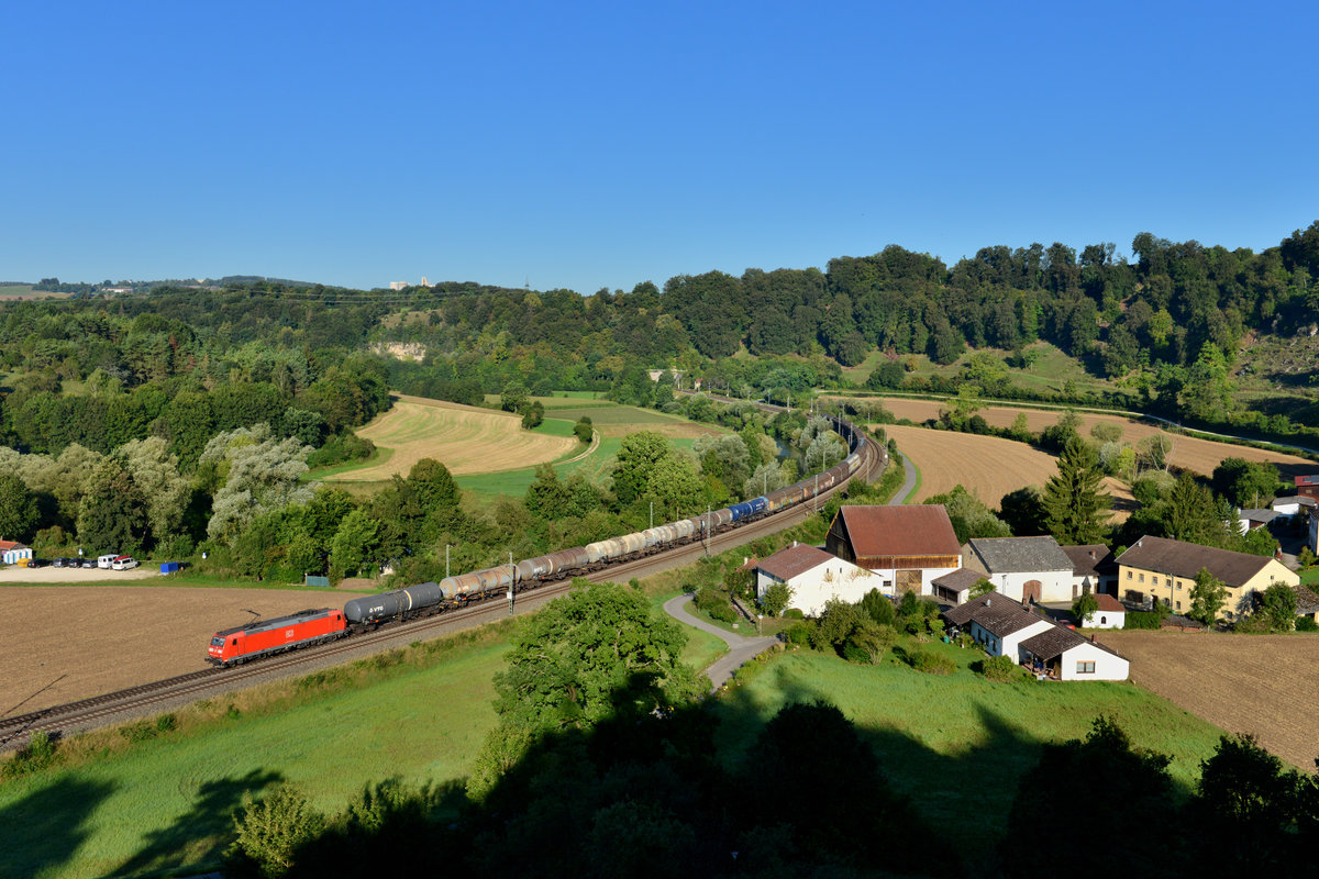 185 014 mit einem Güterzug am 25.08.2016 bei Hagenacker. 