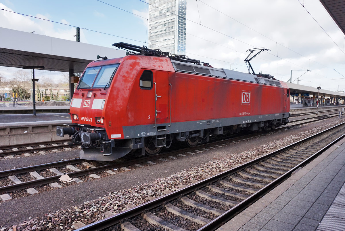 185 024-7 am 29.3.2016 bei der Durchfahrt in Mannheim Hbf.