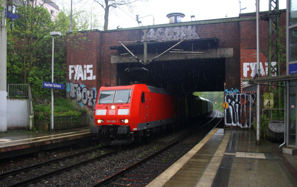 185 055-1 DB kommt  durch Aachen-Schanz mit einem Kurzen  Coilzug aus Linz-Voestalpine(A) nach Gent-Zeehaven(B) und fährt durch Aachen-Schanz in Richtung Aachen-West.
Bei einem heftigen Regenschaueres am Morgen vom 5.5.2015.