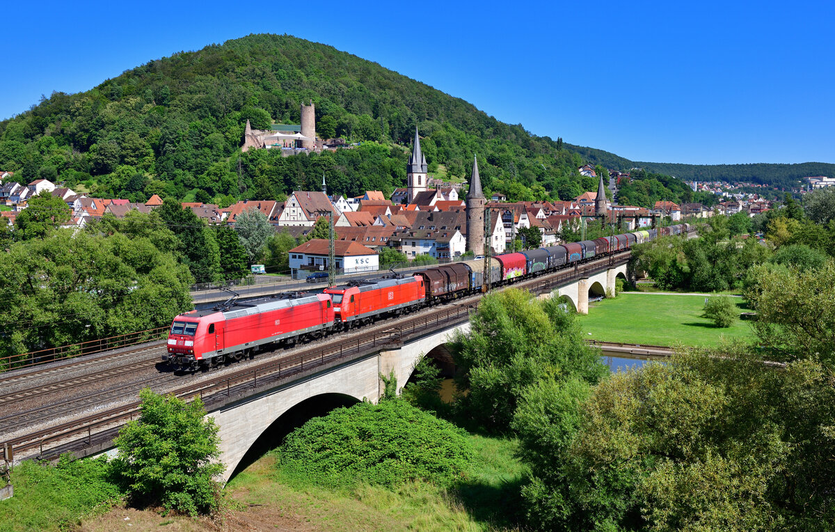 185 056 + 185 054 mit einem Güterzug am 29.07.2024 bei Gemünden (Main).